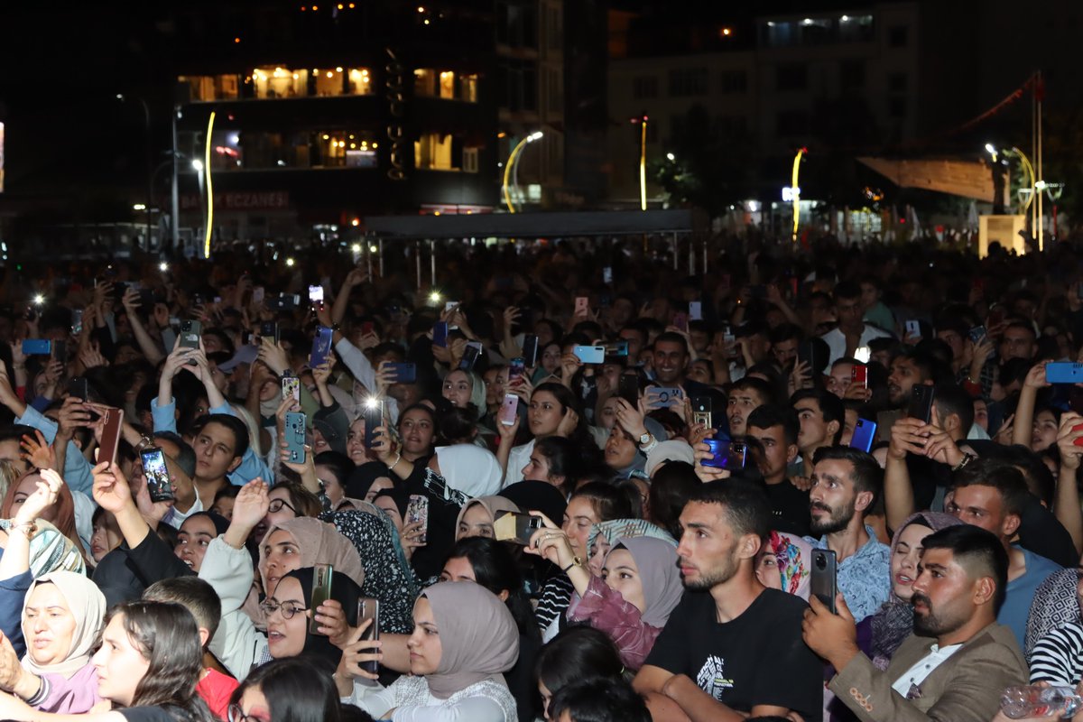 #Malazgirt Zaferinin 951'nci yıldönümü etkinleri kapsamında düzenlenen konserde mükemmel bir atmosfer oluşturan hemşehrilerime ve bizleri şarkıları ile coşturan Ferhat Göçer'e teşekkür ediyorum.