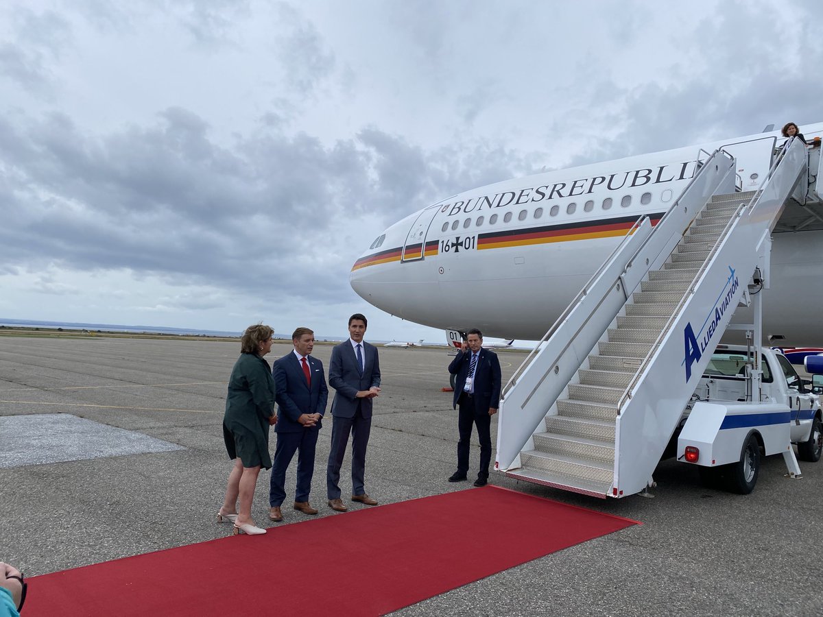 mganslmeier's tweet photo. Ankunft #Scholz in Stephenville, Neufundland - Trudeau begrüsst ihn zur letzten Station der Kanada-Reise. Von hier soll ab 2025 grüner Wasserstoff nach Deutschland verschifft werden https://t.co/5L1n5r7bXz