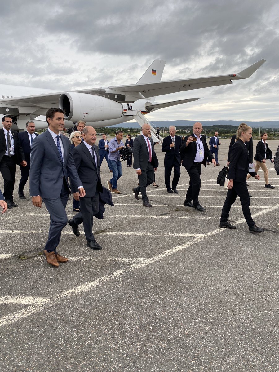 mganslmeier's tweet photo. Ankunft #Scholz in Stephenville, Neufundland - Trudeau begrüsst ihn zur letzten Station der Kanada-Reise. Von hier soll ab 2025 grüner Wasserstoff nach Deutschland verschifft werden https://t.co/5L1n5r7bXz