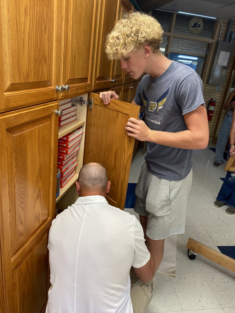 MrsYzar's tweet photo. Thank you, Mr. Corman, for repairing two of our cabinet doors! We really do try to be gentle with them!! You’ve got a good man there, @secorman ! 

#ittakesavillage #helpful #kind https://t.co/AsZuQM8Wc9