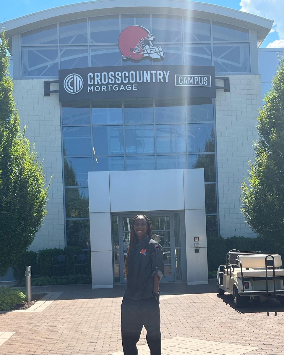 No one has to see it, only you ✨

I’m not even going to act like this is my doing. God’s Grace put me in this position and nothing else. So excited for this opportunity as an intern with the performance chef staff for the Cleveland Browns 🧡🧡