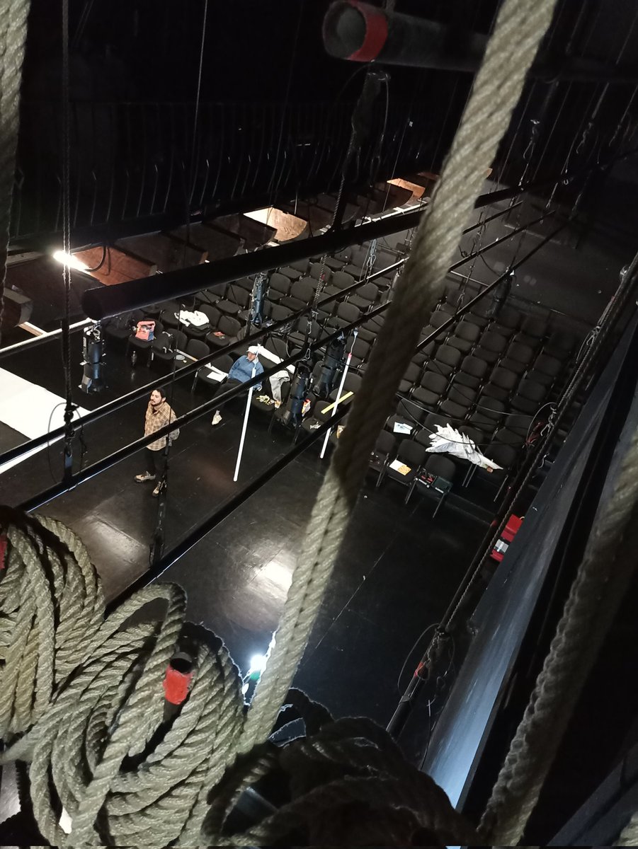wearedramaclub's tweet photo. ¡Ya entramos a la sala! 🔥 #NewsroomOfTheFuture 🌐 desde este Jueves 25 de Agosto a las 20:00 hrs en el Teatro de la Universidad Mayor ✨ ¿Nos vemos? 😳 https://t.co/rJ7HwcVRAw