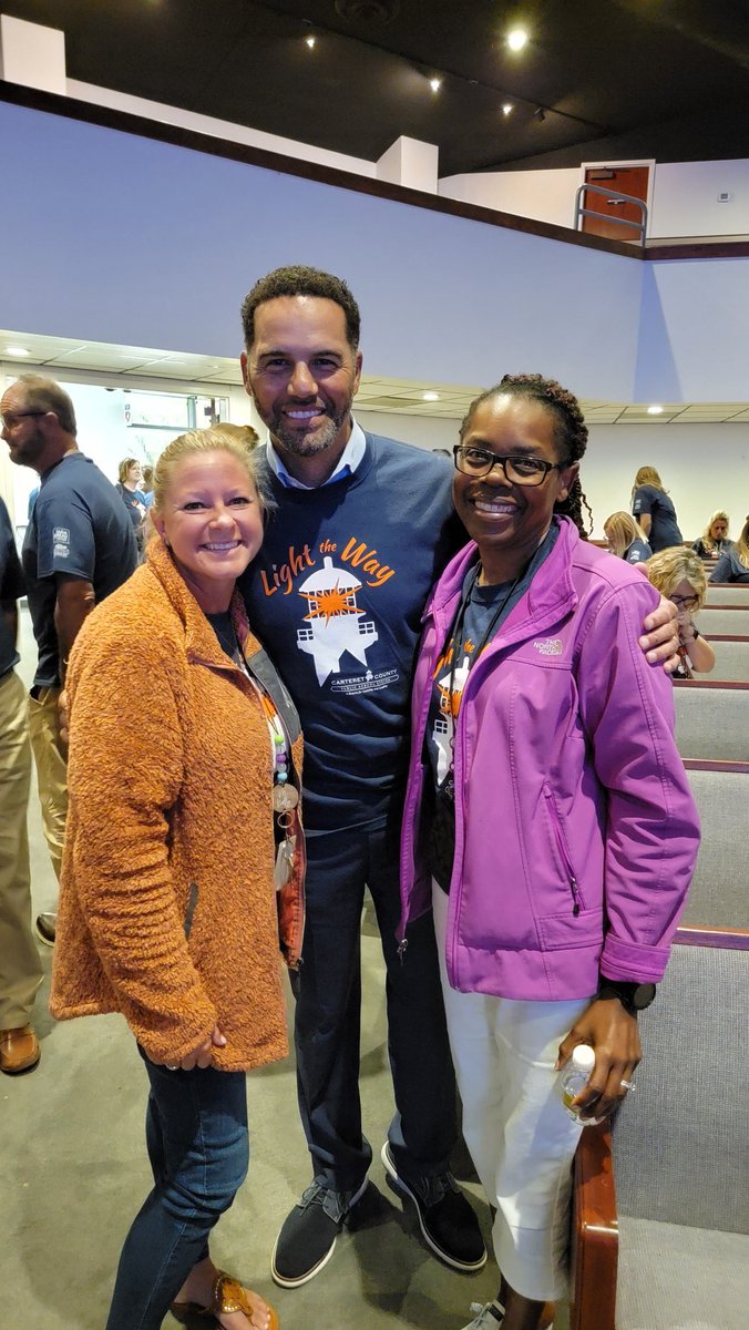 tabikat911's tweet photo. Today was a great day! CCPS gathering and an amazing Guest Speaker. Steve Pemberton did not disappoint. He even became an honorary Kelly. #22-23CCPSConvo #LightTheWay #CCPS #StevePemberton https://t.co/vZRuvt5uer