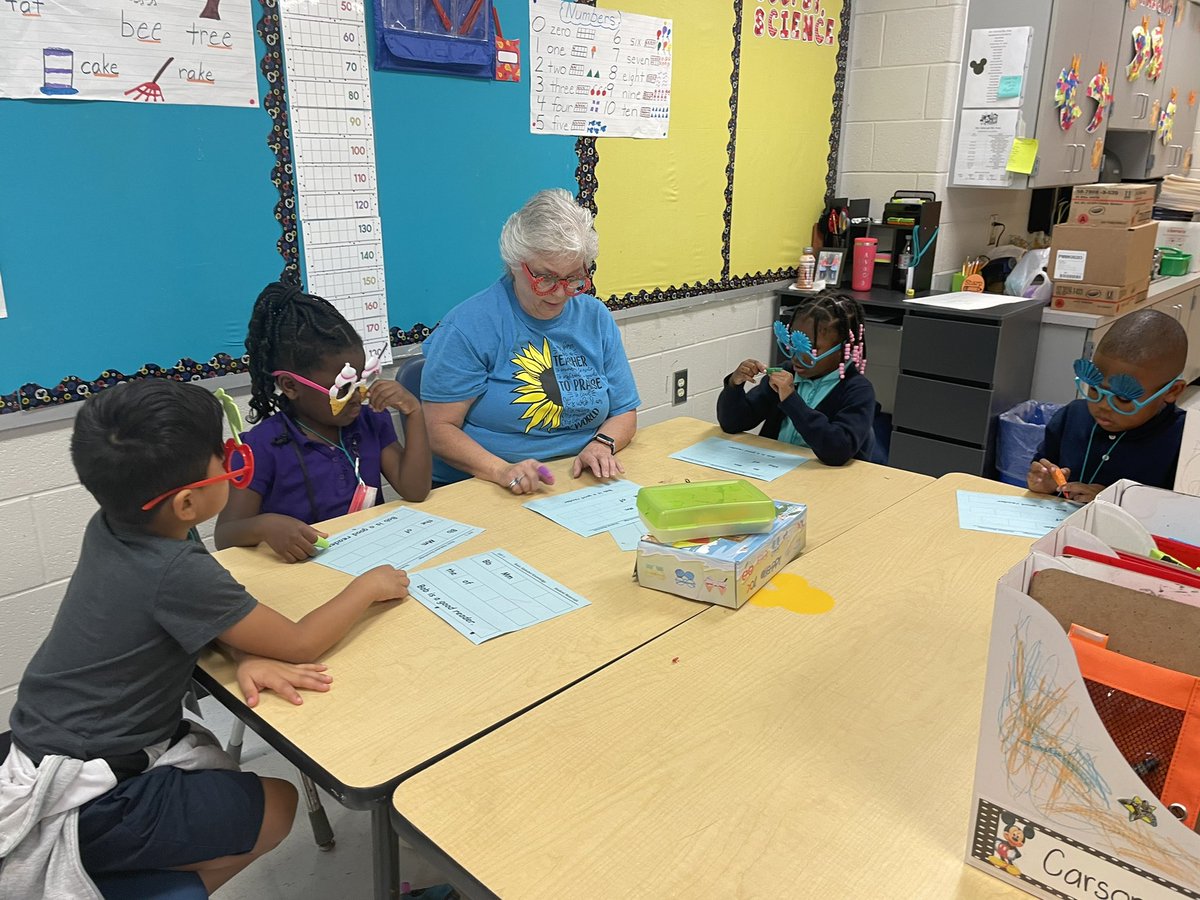 TorresKCubs's tweet photo. Ms Foote and our students using our “reading glasses” to work on letter and sound recognition! #onenewton #kindergartenrocks @LIVEOAKELEM @DrTiffanyRicha1 https://t.co/pQCtFeWx3H
