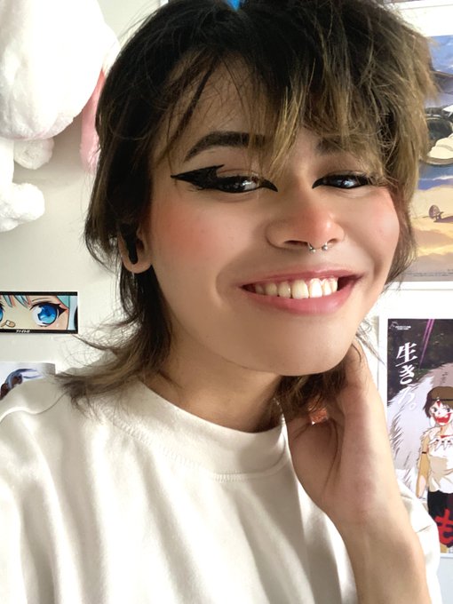 Did my makeup just now 😄💖 Feeling really pretty, what do you guys think? 🌸🥰 https://t.co/hmtiaSR3IV<a href="/tag/femboyfriday"class="tags"><span>#femboyfriday</span></a>