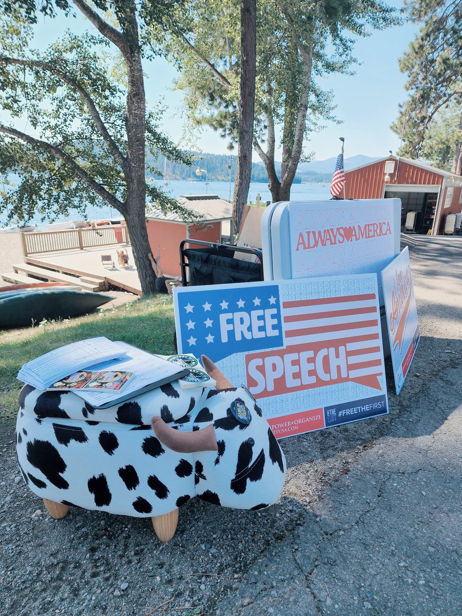 JoscelynBradbu1's tweet photo. There are two things that North Idaho College loves.
-Beach days on Lake Coeur d'Alene
-Turning Point USA ✨️
#TPUSA #WheresTerry #TerrytheTurningPointCow #FreedomOfSpeech #ILoveAmerica #NorthIdahoCollege https://t.co/kpbaXUNZQ2