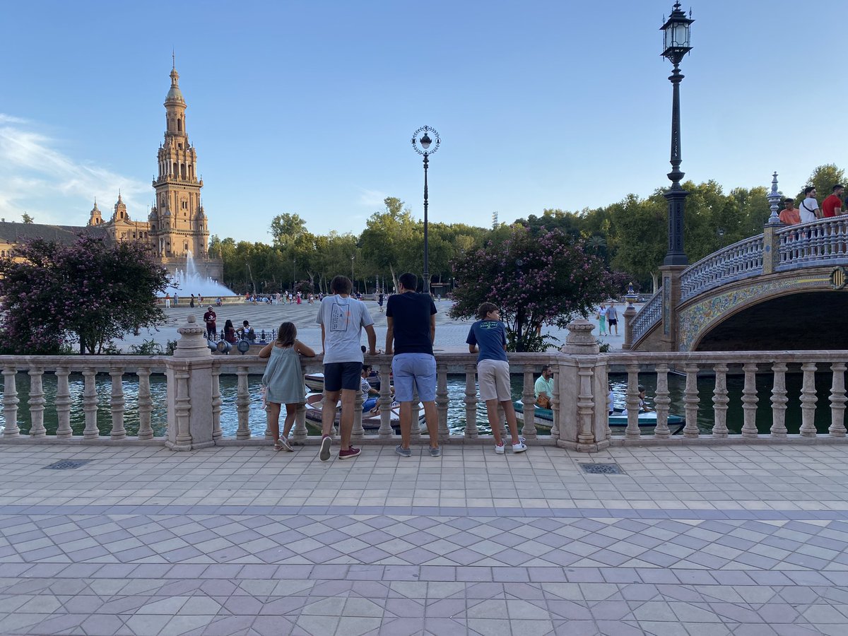 estareaquimismo's tweet photo. Hace ya 20 años (🤦🏻♂️) que acabe la carrera aquí y cada vez que vuelvo tengo la sensación de verla y disfrutarla por primera vez….#SevillaBonita #vueltaACasa #recuerdosDeLaVidaUniversitaria #plazaDeEspaña #miSitio https://t.co/CZgdBx2FoH