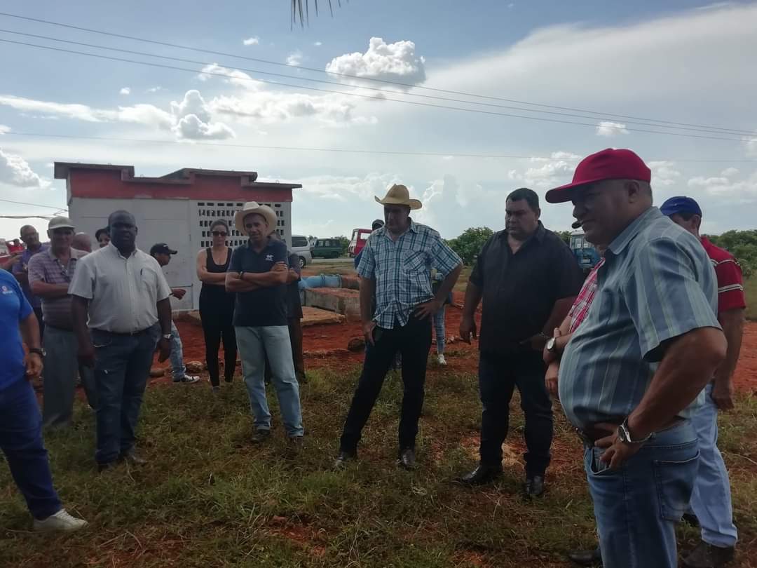 FelixDuarteOrte's tweet photo. Visitamos colectivos laborales de la Empresa Victoria de Girón.Analizamos con sus integrantes implementación de las 63 medidas y aseguramientos a la campaña de frio de los cultivos varios,se aprecian ya resultados productivos y económicos en beneficio de sus integrantes. #Cuba https://t.co/cW5nfAZjYM