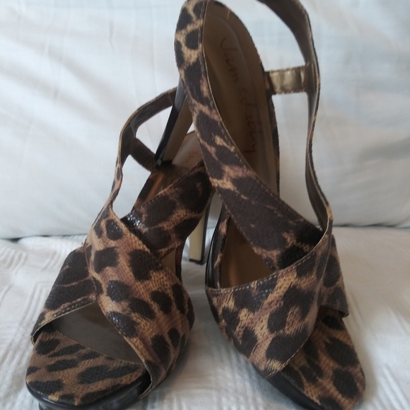 tatymontespr's tweet photo. So good I had to share! Check out all the items I'm loving on @Poshmarkapp from @Twi_Tere #poshmark #fashion #style #shopmycloset #teresboutique #samlibby #cherokee: https://t.co/If0qBbdxSm https://t.co/L5XGnGnIcb