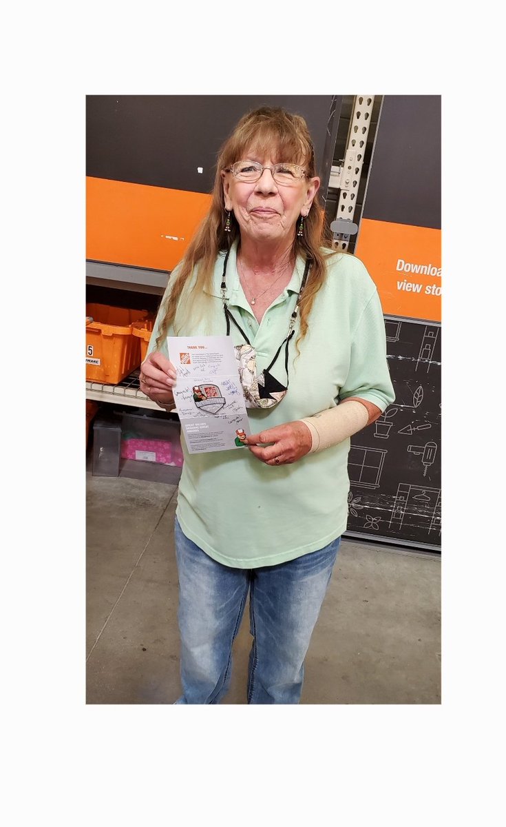 Boss_Lady6677's tweet photo. Our very own Miss Grace from service desk. Congratulations on your Platinum award! You deserve it! https://t.co/dQ8cFtv9pO