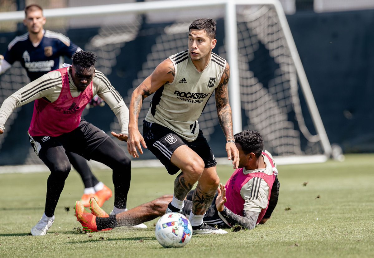 francoeescobar's tweet photo. Arrancando la semana con toda 💪🏻⚫️🟡 @LAFC https://t.co/uNvrjfh62t