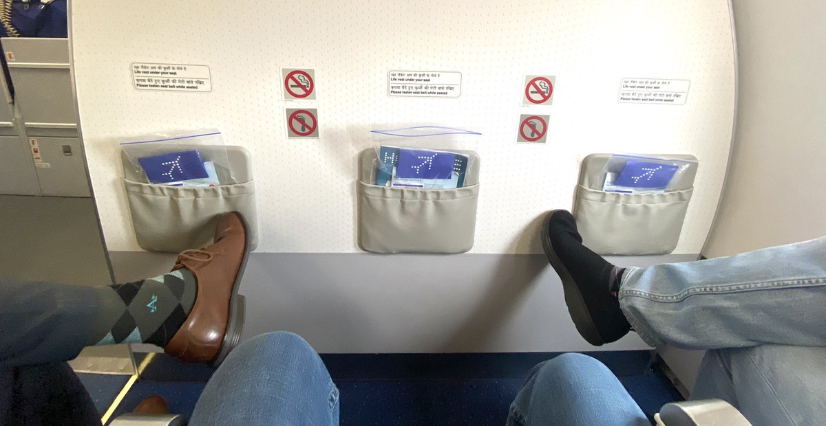 Win_A_KO's tweet photo. Is something wrong in this picture? Am I the one seeing it? 🤔 https://t.co/Y2HrsTqspO