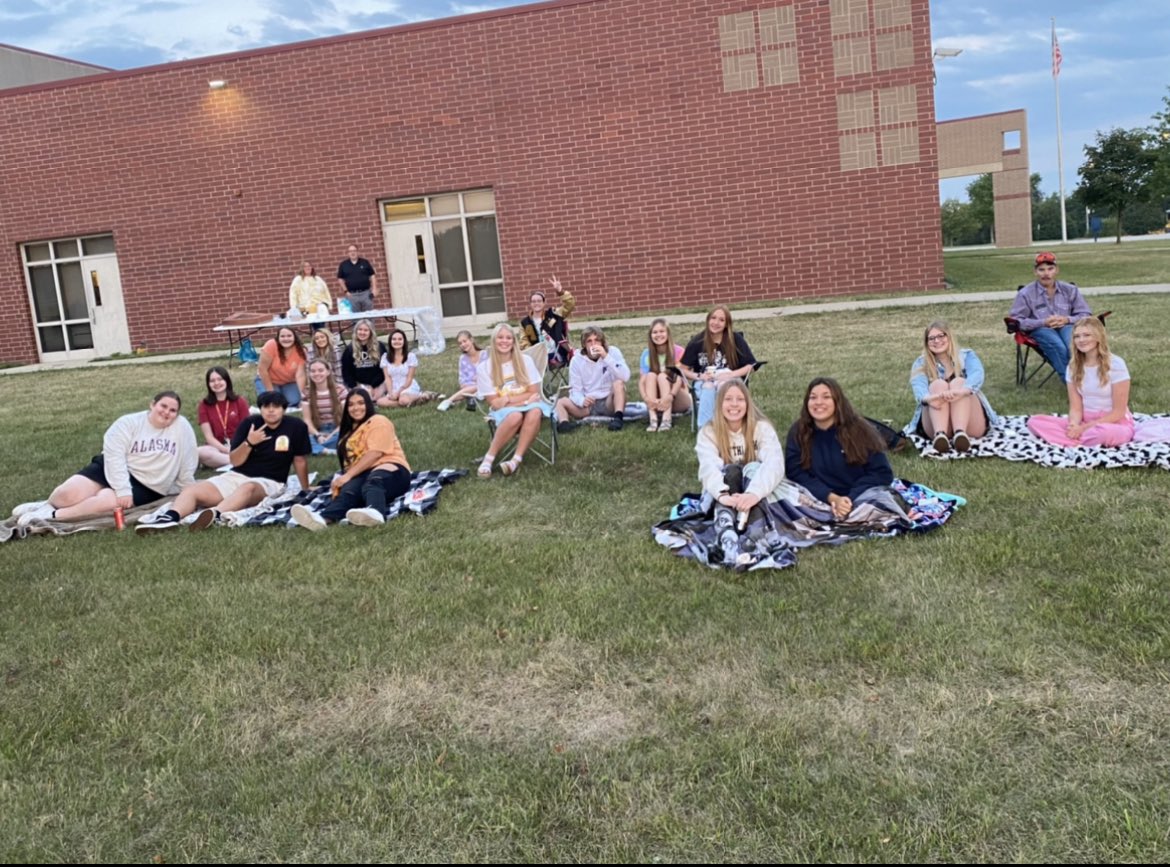 atlstuco's tweet photo. This morning AHS StuCo held a senior sunrise for the 2023 graduating class! Thank you to Hyvee for donating donuts and KSOM for donating beverages!☀️ https://t.co/8Q47tmeaGP