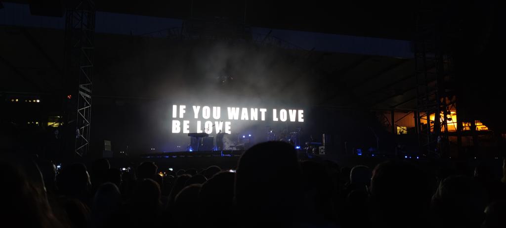 MaxEnReve's tweet photo. It's always worth to travel 
#ColdplayGlasgow https://t.co/d6ELm3KcZ3