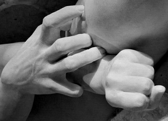 AngelsWhisperr's tweet photo. Details: hands study; how to give life to rock. https://t.co/jyYLXNpgc2