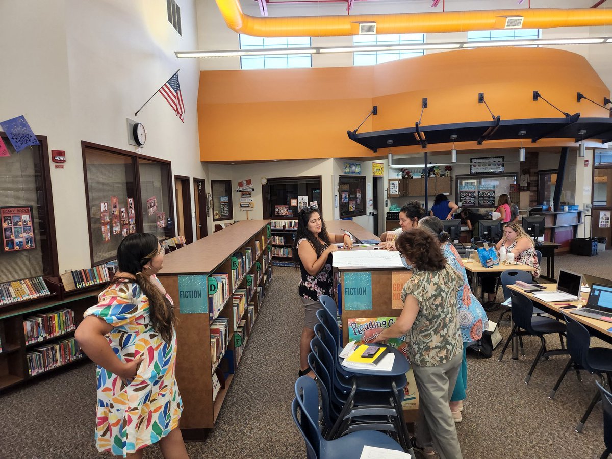 casey_monahan's tweet photo. @wwschools K-2 dual teachers collaborating and learning about @Amplify Science - our new science curriculum materials. Amazing day with Brycè Pesce!! #amplifyscience #duallanguage https://t.co/OqzutgNkV3