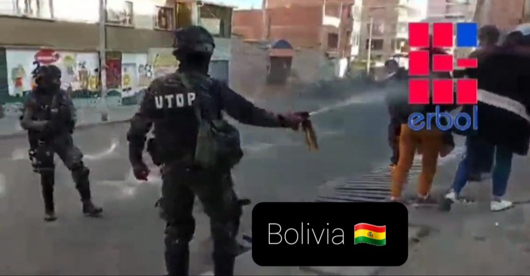 CelaLuzy's tweet photo. Policias rocían con gas pimienta en el rostro a vecinos, entre ellos una mujer embarazada. #GobiernoCriminalCorruptoyMentiroso reprime violentamente a los ciudadanos que reclaman contra la ilegalidad que el gobierno protege y respalda
.@_Cesar_Munoz #HelpBolivia 
#HumanityFirst https://t.co/g8ALfG06Pl