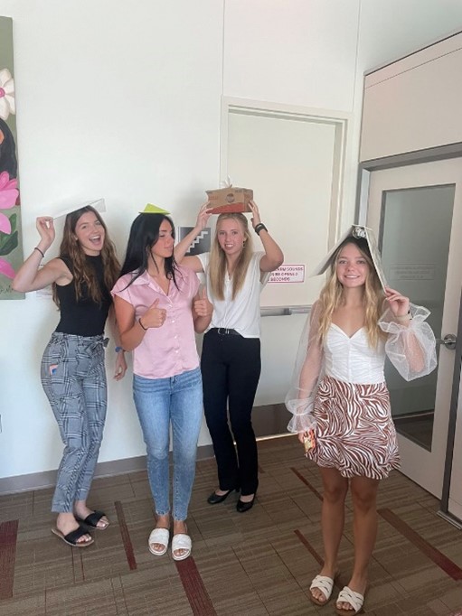 ProfSJF's tweet photo. Builders having fun finding "hats" for the first-day-of-class scavenger hunt #unl #nebraskabiz #unlbuilders https://t.co/aOAOAp4iqh