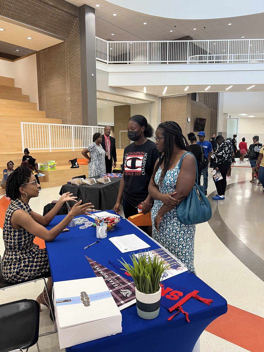 DVILLE_GEARUP27's tweet photo. Meet the Teacher at @ERLancasterMS was a huge success! Over 100 parents and students stopped by to learn more about how @R10_GEARUP is partnering with @LancasterISD to prepare students for college and beyond. #gearupworks https://t.co/GMYplMhhQ1