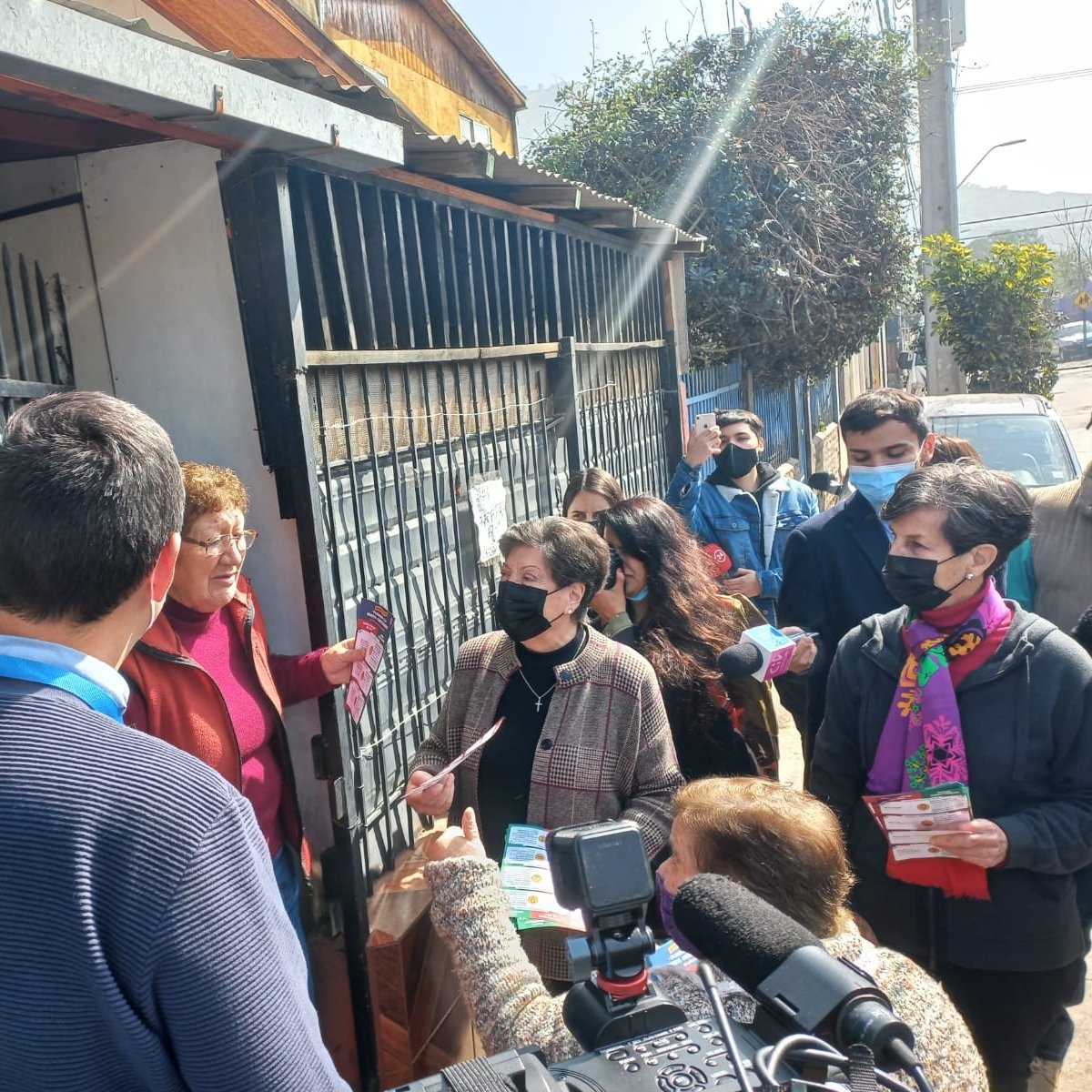 📸 Nuestra expresidenta #CarmenFrei participó, junto a la senadora <a href="/PSChile/">Partido Socialista de Chile</a>  <a href="/iallendebussi/">Isabel Allende Bussi</a> y el Alcalde de #Renca Claudio Castro de un puerta a puerta 🚪 por el #Apruebo ✔️ 

Informando a las y los vecinos de sobre porque hay que votar 🅰️pruebo 

#DcAprueba