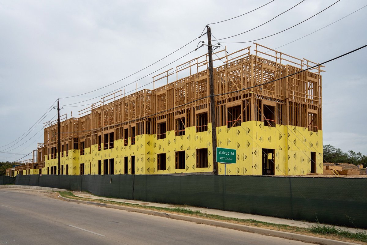 UrbanFortWorth's tweet photo. The first phase of the @StopSixCNI redevelopment, Cowan Place, has gone vertical. The 174-unit affordable senior living community is being developed as a partnership between Fort Worth Housing Solutions and @McCormackBaron. The project architect is Bennet Partners. https://t.co/ZRRgCquBtj