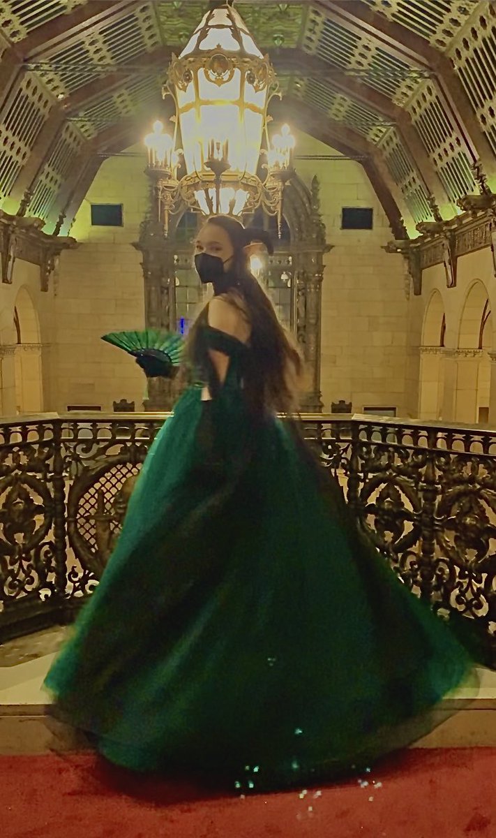 RoyaleHighEdit1's tweet photo. FINALLY after playing Royale high for 5 years… I finally attended my first ball 🤍 A dream come true #royalehigh #ball #royale https://t.co/qGl2JRYfyI