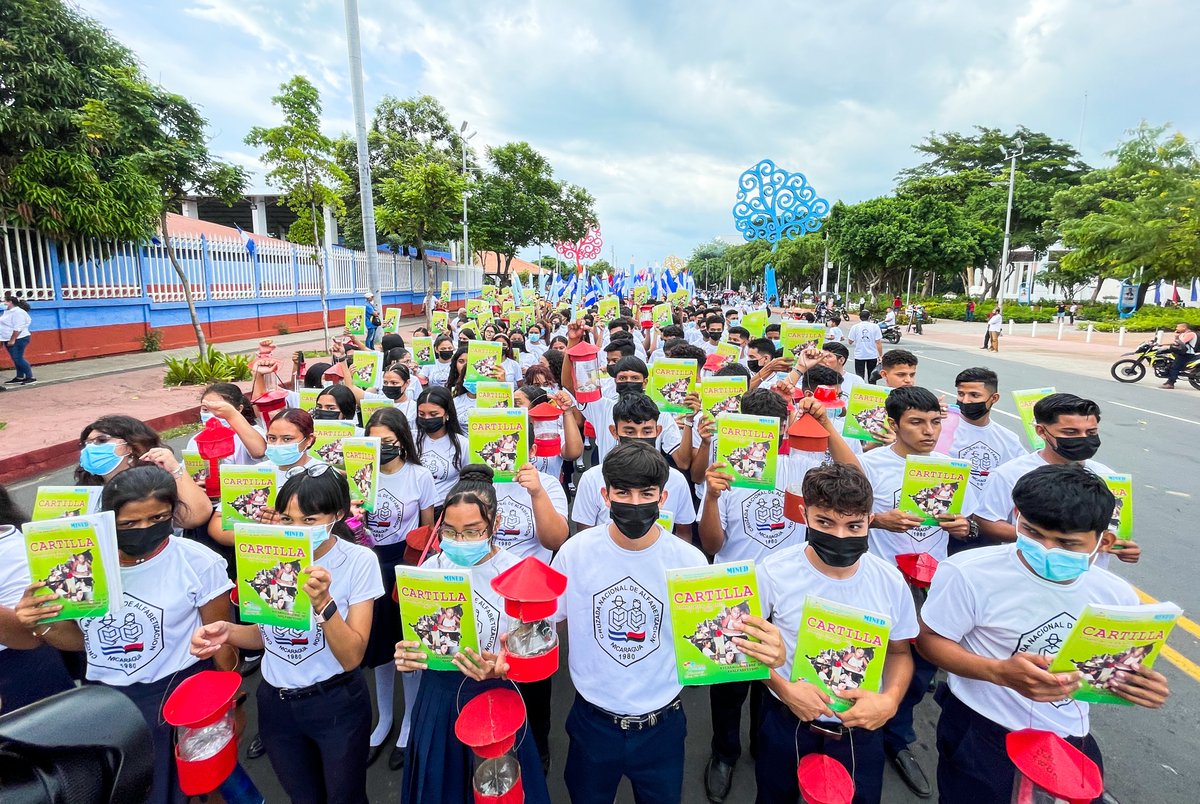 Caminata en saludo a la conclusión de la Cruzada Nacional de Alfabetización 1980, “Héroes y Mártires por la Liberación de Nicaragua”

#Nicaragua 
#PatriaBenditayLibre
