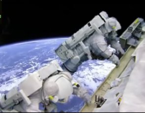 100ItsLevel's tweet photo. From the pool....

To the green screen....

Finally to the "International Space Station"....

Faking "space" is a tedious process. https://t.co/dTqsgEkZlz