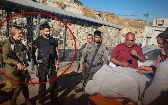 saragaza94's tweet photo. Isr*eli soldiers find it funny as Palestinian mother Mai Afana, murdered by Isr*eli troops, is finally handed over for burial! #Justice4Palestine ✌️🇵🇸 https://t.co/8Bgv4ibHMN