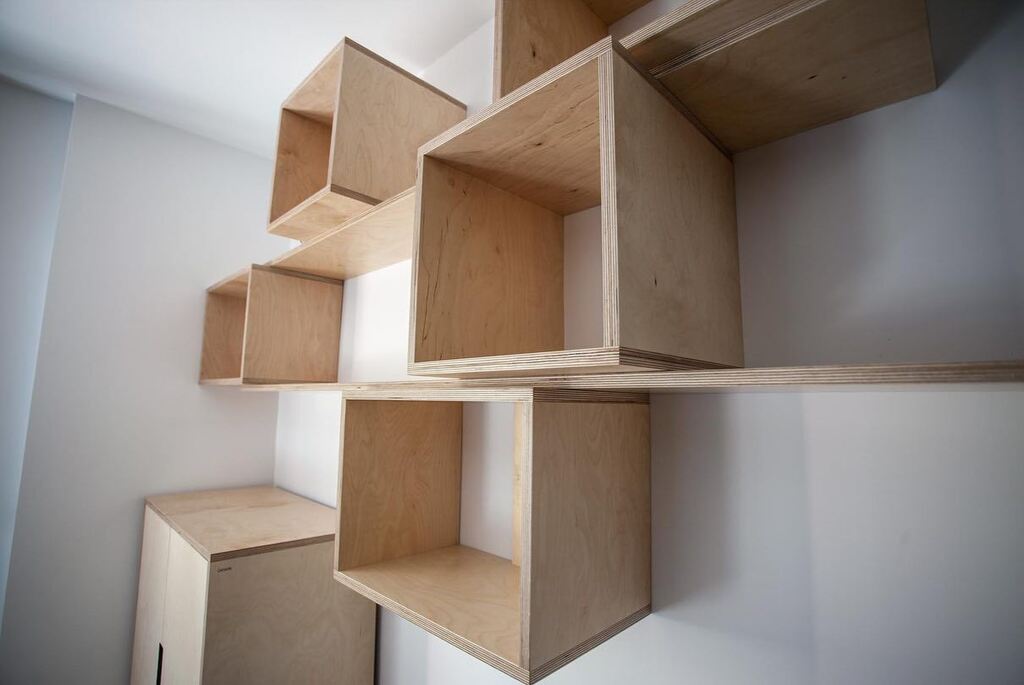 Mueble BOLD para salón. Composición de cajas, baldas, armario, carros para vinilos y mueble de tv.

#salon #muebletv #vinilo #mueblevinilo 
#estanteria #libreria #bold #libros #escritorio #madera #wood #mueble #forniture #madrid #fabricadoenmadrid #amano… instagr.am/p/Chn7KqqDzs1/