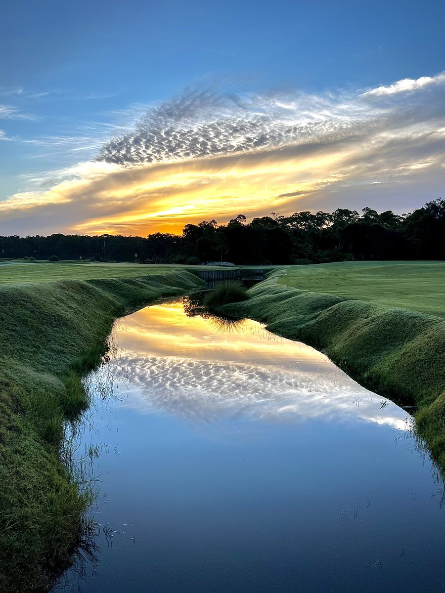 jpDesignTheory's tweet image. Views from the golf course. As a photographer, I can enjoy this for long moments. As a relatively new golfer, this manes me nervous that I&apos;ll unintentionally aim for the water