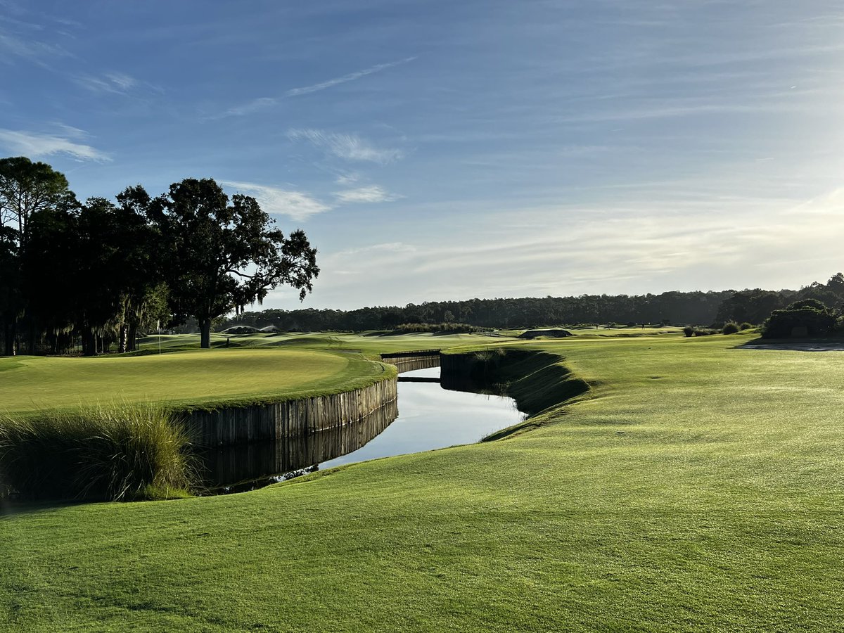 jpDesignTheory's tweet image. Views from the golf course. As a photographer, I can enjoy this for long moments. As a relatively new golfer, this manes me nervous that I&apos;ll unintentionally aim for the water