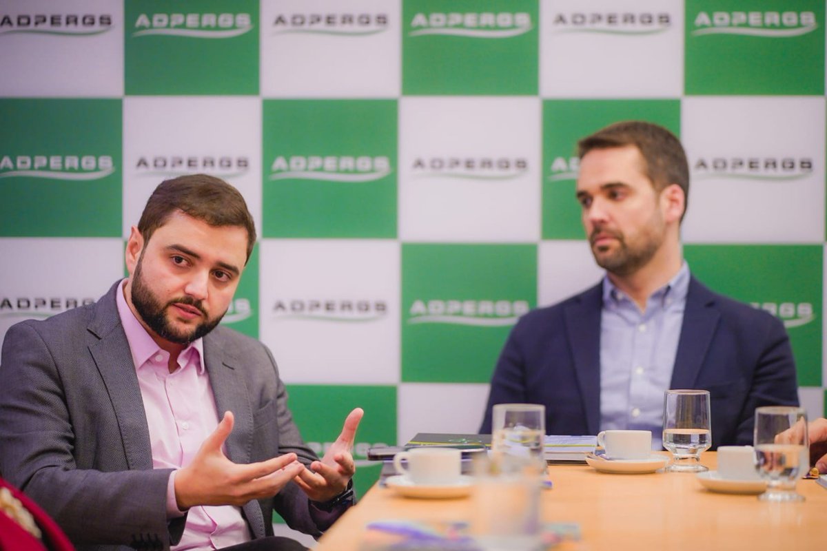 GabrielSouza_RS's tweet photo. Seguimos conversando com as entidades representativas do RS. @EduardoLeite_ e eu nos reunimos com membros da @ADPERGS p/debater a ampliação dos serviços oferecidos aos gaúchos.

Reforçamos que p/ cuidar das pessoas é preciso ter recursos e isso se faz com responsabilidade fiscal. https://t.co/MxwxtWH911