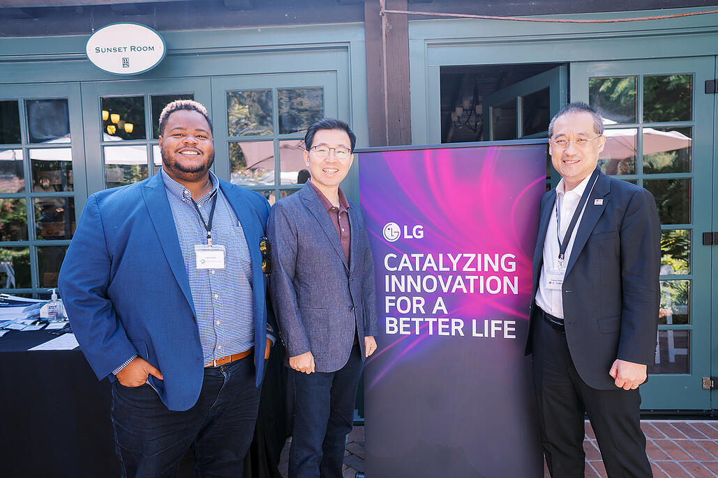 sparkcharge's tweet photo. We are proud to be a part of the first ever LG Nova Investor Demo Day! CEO Josh Aviv was able to speak about SparkCharge and showcase how our innovative products are changing the EV charging industry. Read more: https://t.co/E6sugXJ79W
#LGNova #LG #EVCharging #InvestorDemoDay https://t.co/TXLMOPt8S6