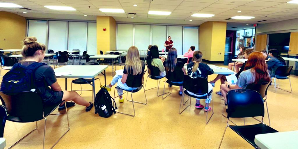 Thanks Laura for teaching our AA ladies about ‘Fuelling Your Body for Hockey’ - lots of great information shared 🌟 🥅 🏒