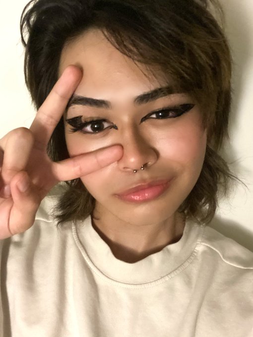 Hey Girls, Gays, and Theys! 😎💖 I haven't felt this pretty in a long time and I'm so happy asdklfs;adlfjaslkfdj