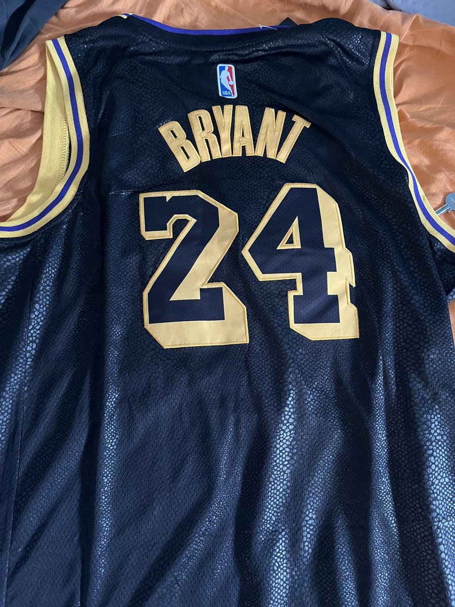 _play5maker_'s tweet photo. Non c’è modo migliore di ricordarti, che avere la maglia in tuo onore a te dedicata, mi manchi, il mondo della pallacanestro non ha più valore senza di te ❤️🏀 #KobeBryant https://t.co/P0MBPu1ftk