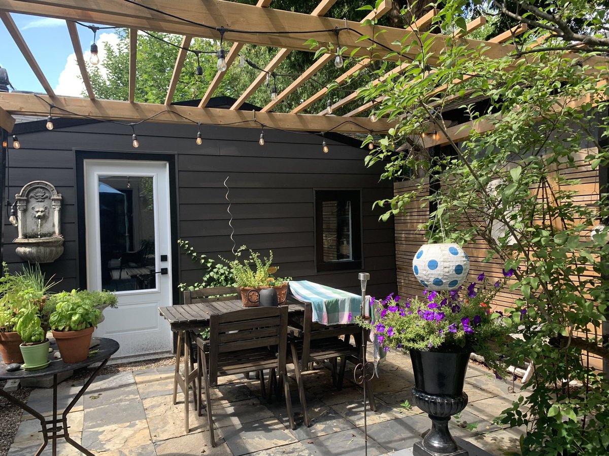 janetsomerville's tweet photo. Spent the afternoon with friends, dodging wasps, in this beautiful urban garden. #Toronto https://t.co/yIxwMdghSv