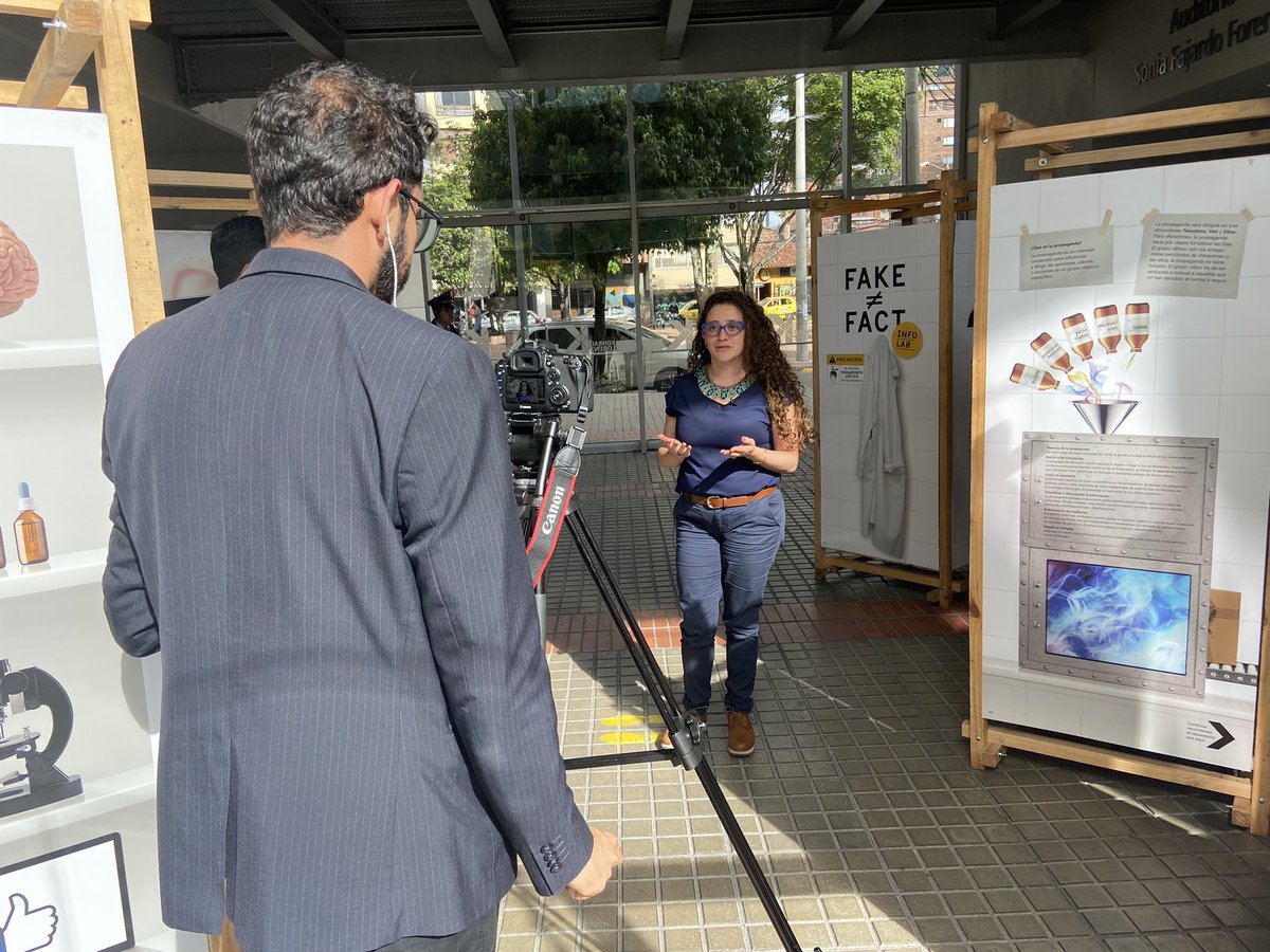 SwedeninCOL's tweet photo. Llevamos exposición #FakeVsFact a distintos escenarios, entre ellos, a Biblioteca La Marichuela, a la IED Miguel de Cervantes y con la @FLIP_org al departamento del Cesar. Hoy cerramos en @ukonradlorenz. ¡Gracias a todos por sumarse a la educación contra la desinformación! 🙌🏻🇸🇪 https://t.co/rtzV2zgPJm