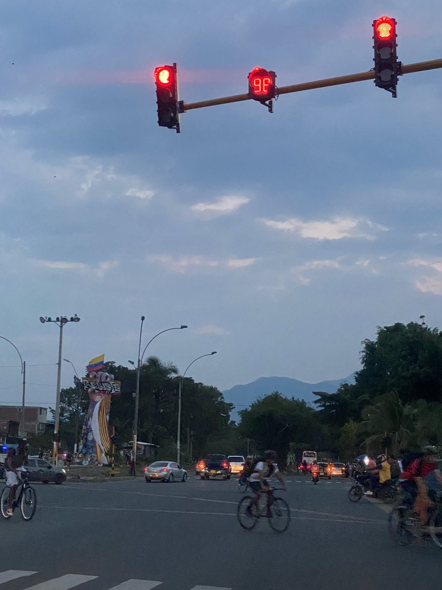 FaccioGarcia's tweet photo. @MovilidadCali No puede ser posible que el semáforo de puerto rellena sentido norte sur sobre la calle 25 con carrera 46 dure alrededor de 120 segundos en rojo y solo 22 segundos en verde… https://t.co/1gxYyKfH9i