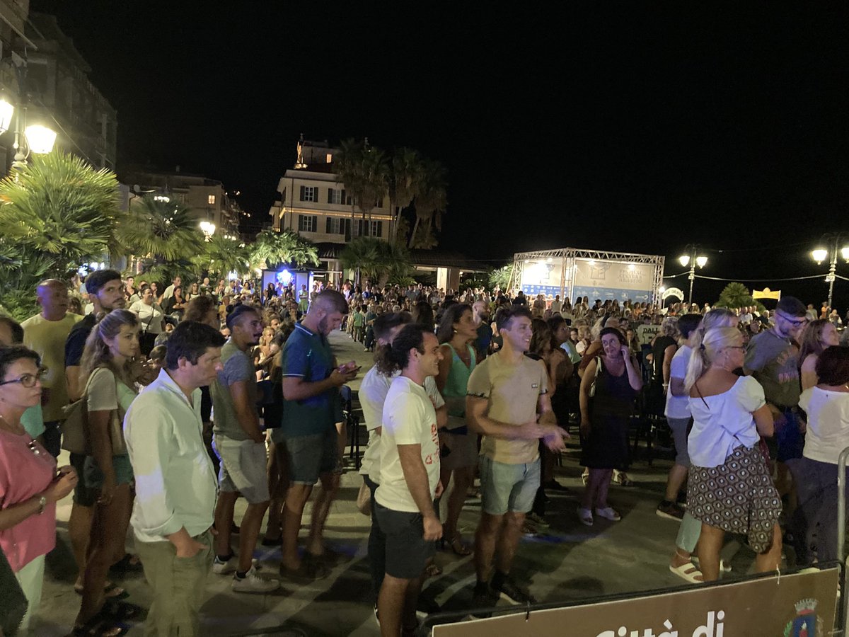 MarcoMelgrati's tweet photo. Una piazza Partigiani stracolma di persone per il concerto di ottanta novanta ho tanta voglia di duemila https://t.co/ofqSCsegcf