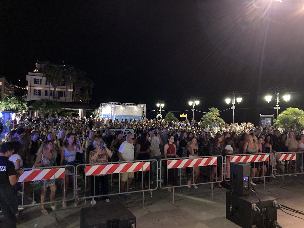 MarcoMelgrati's tweet photo. Una piazza Partigiani stracolma di persone per il concerto di ottanta novanta ho tanta voglia di duemila https://t.co/ofqSCsegcf
