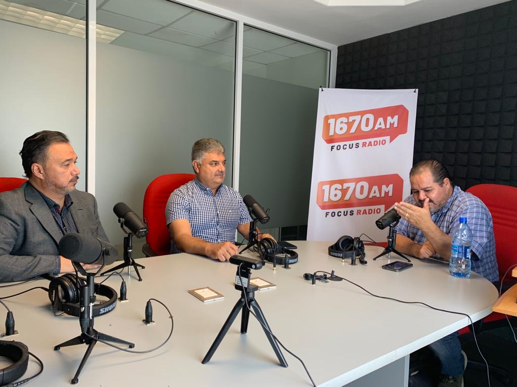 Rotario95's tweet photo. Tuvimos la presencia de nuestro presidente de club y presidente del comité de membresía en Focus Radio 1670 AM con el periodista Hugo Reyna en donde se trataron temas relacionados al club tales como nuestra campaña: Dibujando Sonrisas y la rifa del reloj Rolex para diciembre. https://t.co/dTaEw9btPx
