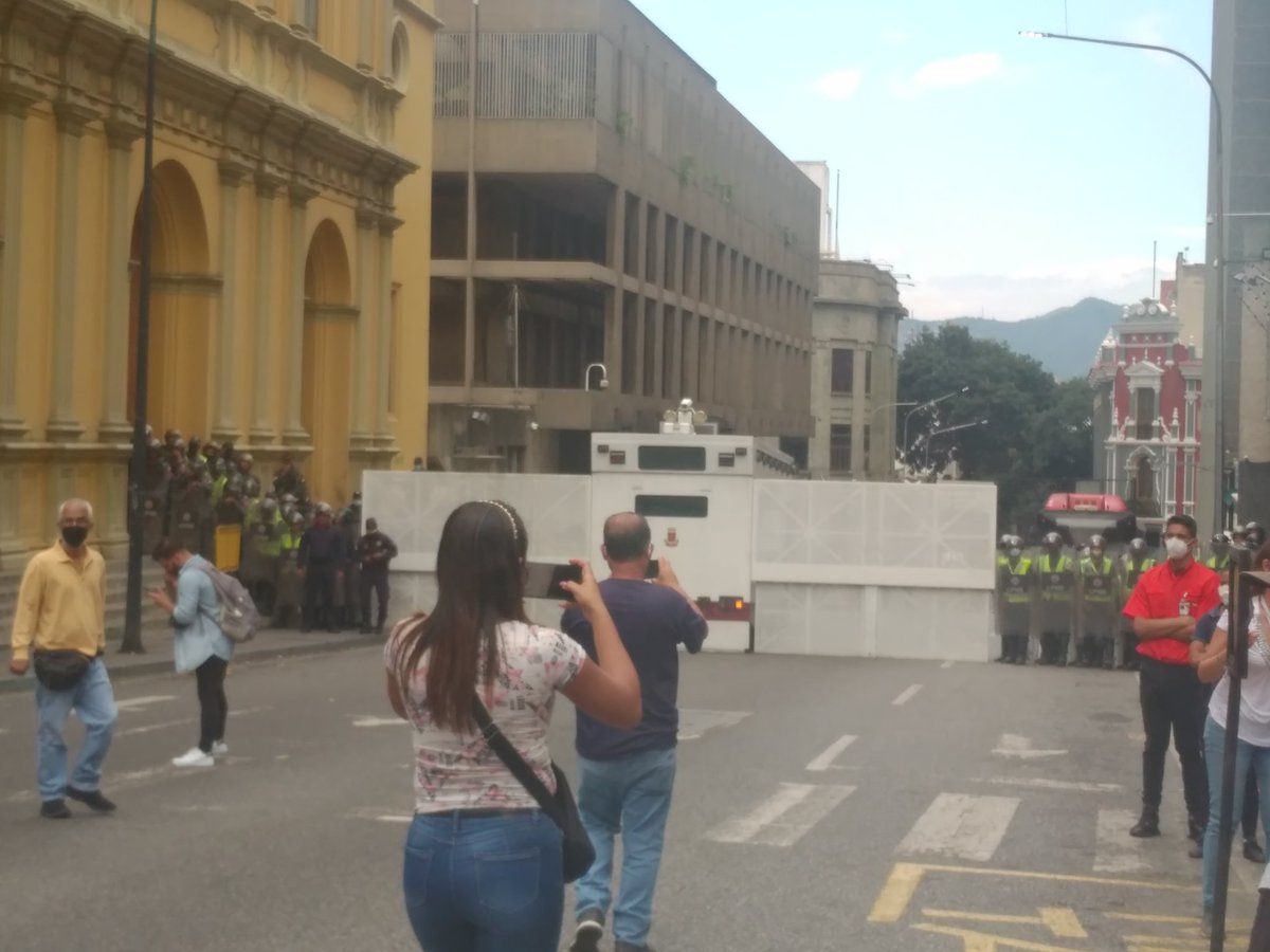 #23Agosto Ni las vacaciones ni barricadas militares impidieron a los trabajadores activos, jubilados y pensionados protestar desde la esquina de salas hasta a solo 20 metros de la Onapre. Persistir hasta  que #DeroguenElInstructivoOnapre 
#PorPensionesDignas