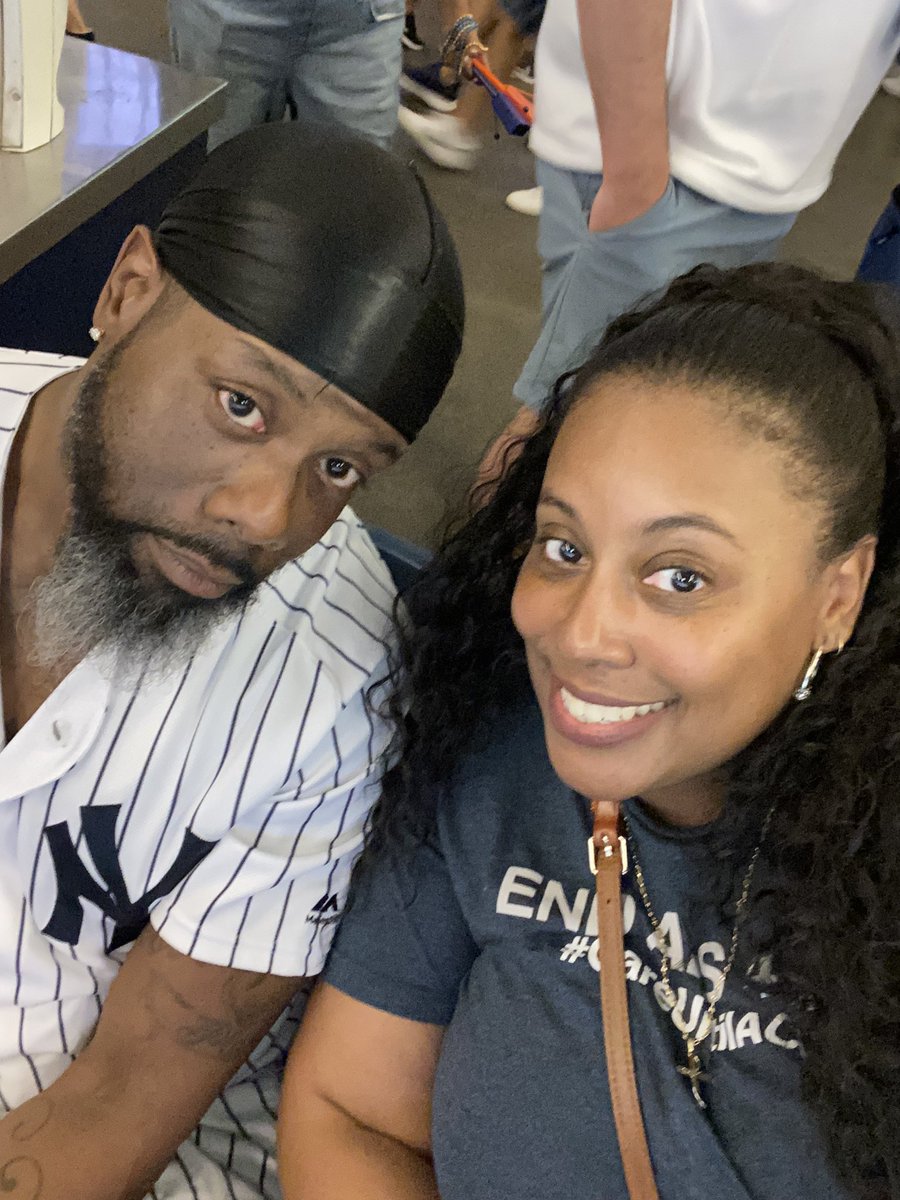 MsLadyt73's tweet photo. Honey I’m home #SubwaySeries #endals4lou 😍❤️. Why does my brother always pose like this 🤣🤣 @Basilmack1 https://t.co/4hNriqRSpB