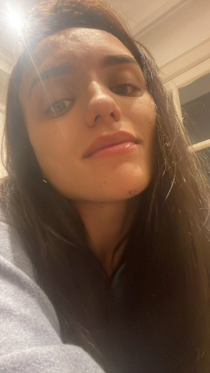 rafakalimann_'s tweet photo. Cara eu sinto UM ORGULHO de vcs que vcs nem sabem!
Qdo alguém fala dos meus fãs (como referência como no vídeo), eu penso: 
Simm! Eles são tudo isso SIM ♥️
Amo vcssss 
Serioooo 
Falando isso com o queixo ralado e uma mão só enquanto faço a unha https://t.co/lcL6pDSP1Y