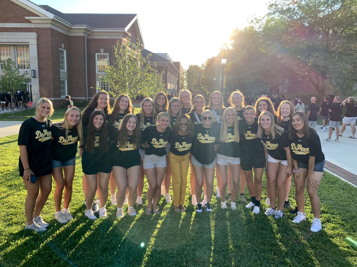 DePauw_WBB's tweet photo. First look at your ‘22-‘23 GBT team (plus VIP President White @drloridepauwu ) 🐯🏀 #TeamDePauw @depauwu @depauwtigers https://t.co/MKFwkCxRzp
