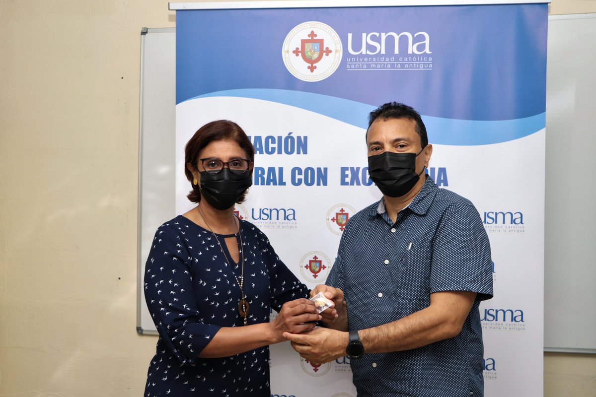 USMApanama's tweet photo. El evento se realizó con el objetivo de tener un acercamiento como equipo de trabajo, conocer sus experiencias y aspiraciones, y darles a conocer los objetivos y proyecciones del Centro.
Recibieron un pin de la USMA, como símbolo de su contribución a la comunidad usmeña.
#CCCTP https://t.co/Yu7VGUGxh3