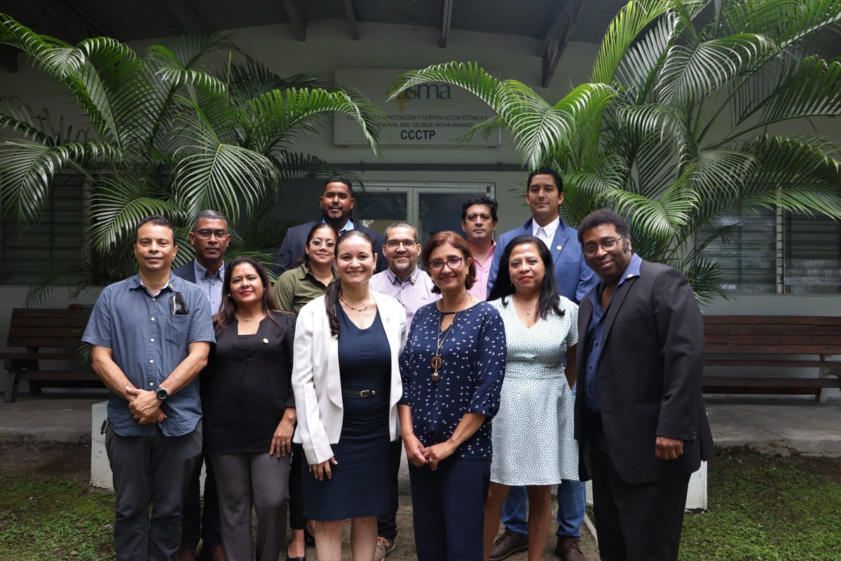 USMApanama's tweet photo. El evento se realizó con el objetivo de tener un acercamiento como equipo de trabajo, conocer sus experiencias y aspiraciones, y darles a conocer los objetivos y proyecciones del Centro.
Recibieron un pin de la USMA, como símbolo de su contribución a la comunidad usmeña.
#CCCTP https://t.co/Yu7VGUGxh3