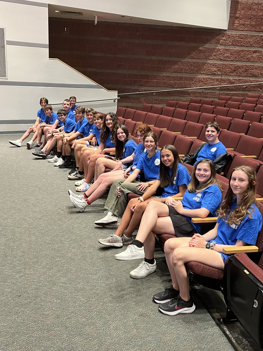 MonetteStacy's tweet photo. Welcome to MMHS 7th graders! Here we go!!!! @MashpeeSchools @WeAreMashpee @PDeBoerMPS #WeAreMashpee #middleschool https://t.co/g05O5X3RE3